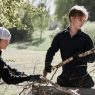 Ungdomar hjälper äldre med trädgårdsarbeten