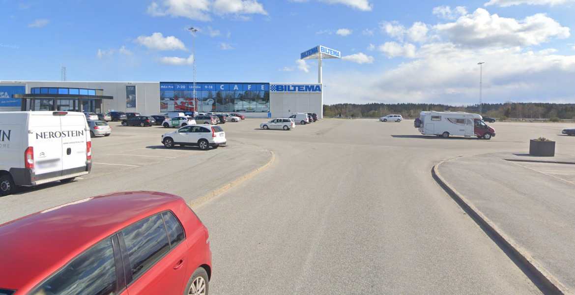Norrtäljeportens parkeringsplats i dagsljus.