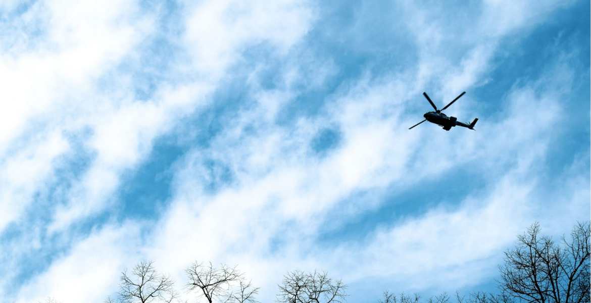 En flygande helikopter i dagslljus.