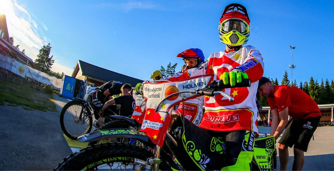 Speedwayförare på banan.