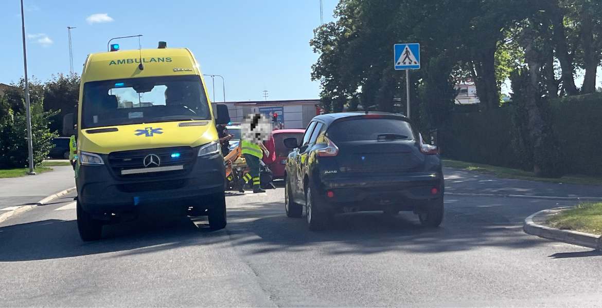 Ambulans på plats vid en olycka.