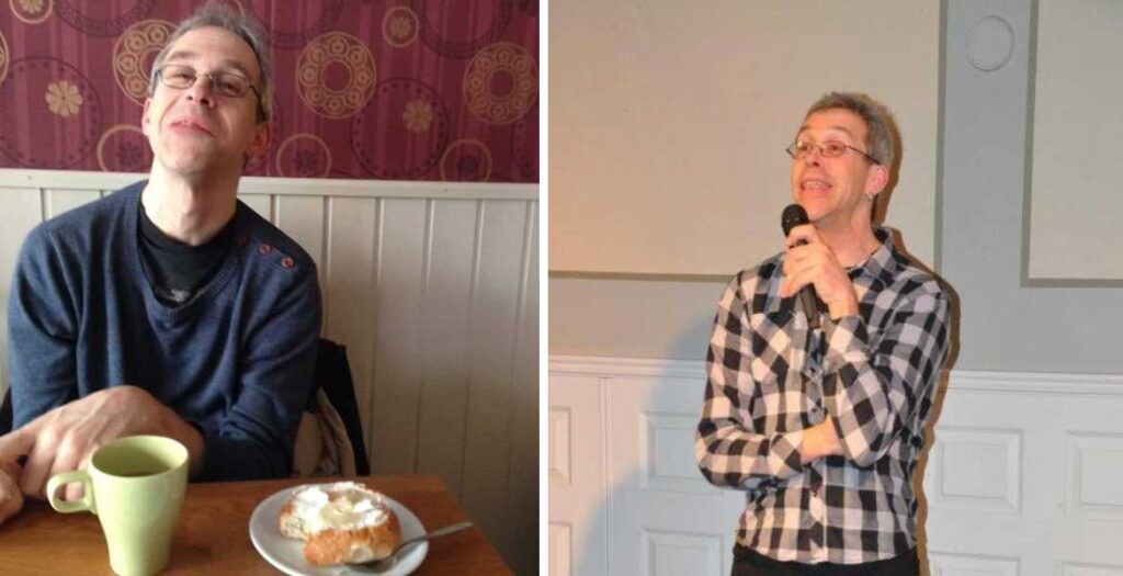 Joakim Lindkvist står på scen med en mikrofon.