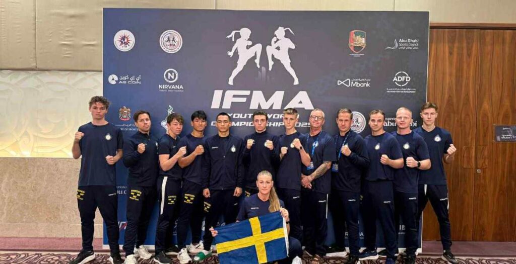 Hela landslaget med tr&auml;nare i bild. 