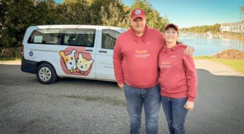 Paret holm levererar hundfoder fram till dörren.