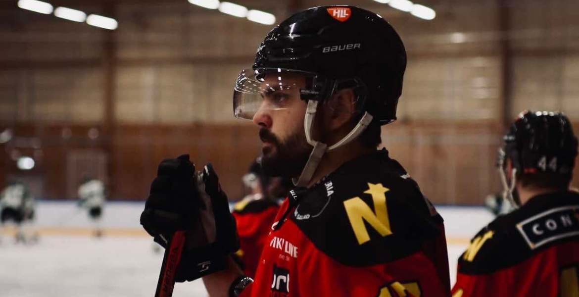 Hockeyspelare på avbytarbänken.