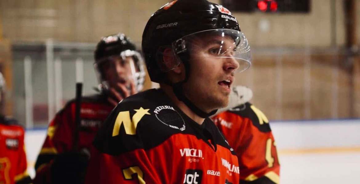 Hockeyspelare från NIK på bänken.