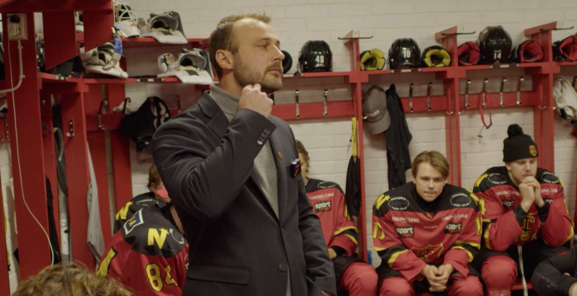 Anders Söderström talar inför truppen i omklädningsrummet.