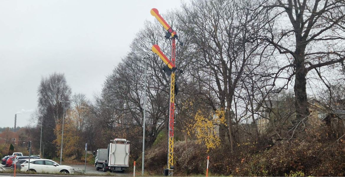 Rimbos historiska semafor i höstlandskap.