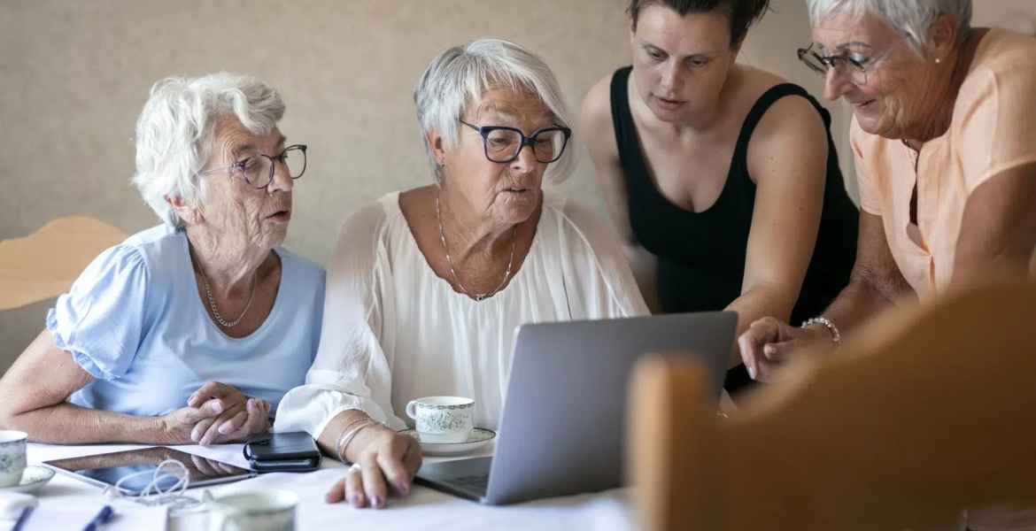 Äldre personer vid en dator
