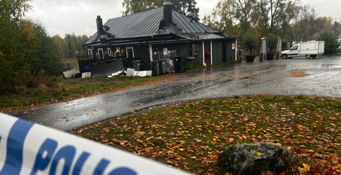 Restaurang Kärleksudden i höstlandskap. En polisavspärrning i fokus i samband med en brand.