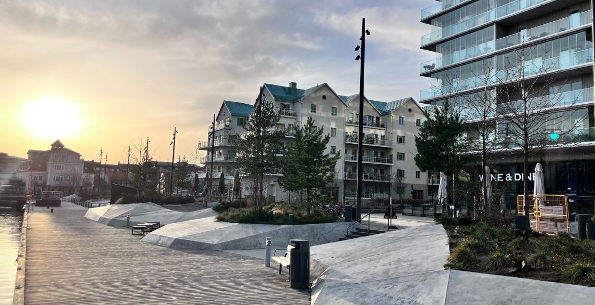Norrtäljes hamnpromenad i solnedgång.