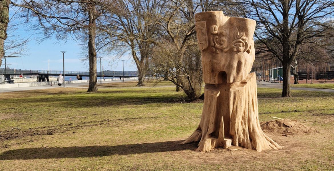 Motorsågskonstverk av en stubbe i.