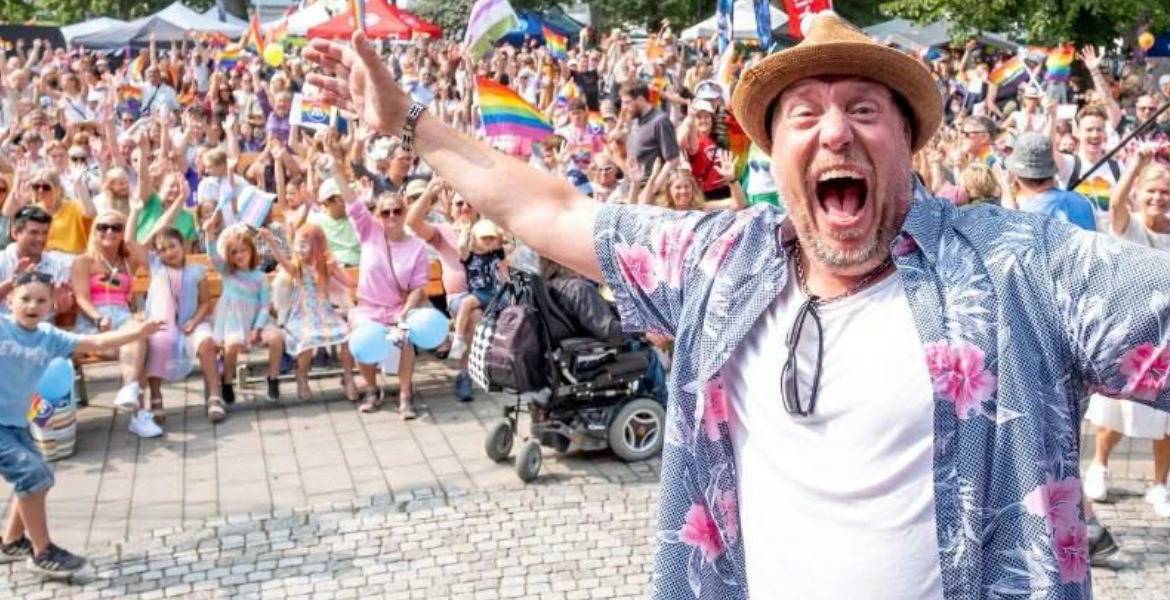 Janne Westerlund framför en publik
