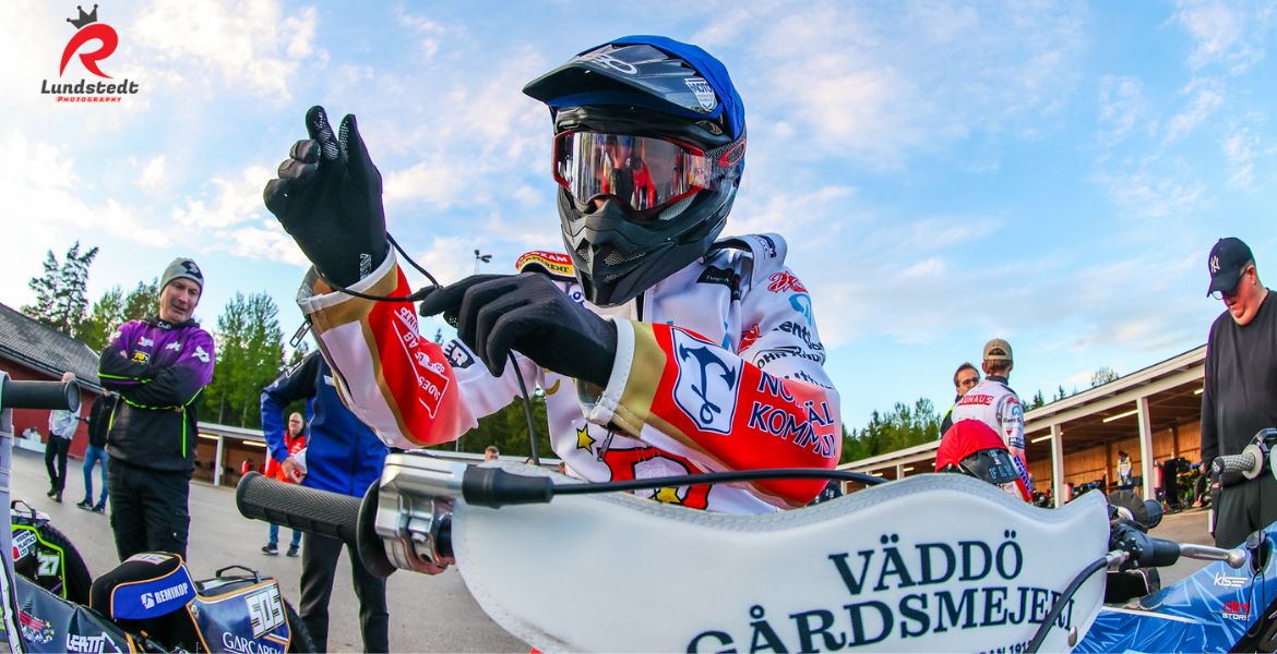 Speedwayförare i dagsljus.