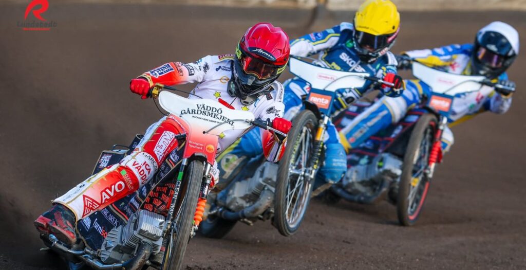 Speedwayförare på banan